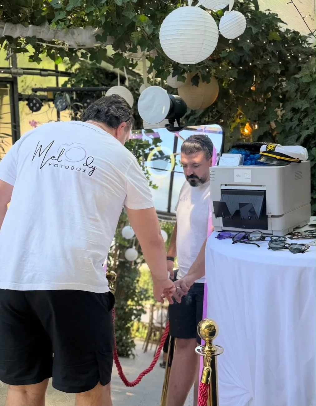 Betreuer sorgt für reibungslosen Ablauf am Fotobox-Stand