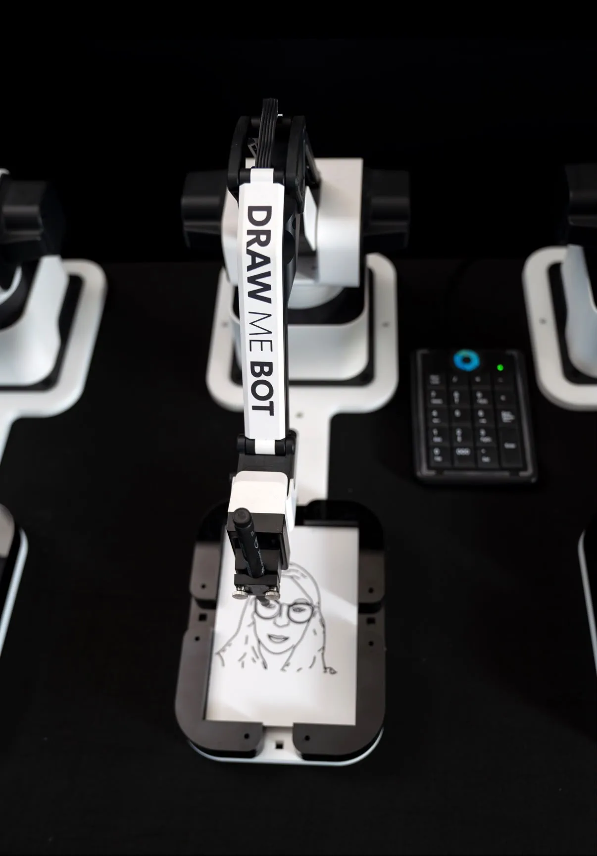 KI-Zeichenroboter von Melody Fotobox – Bild 1