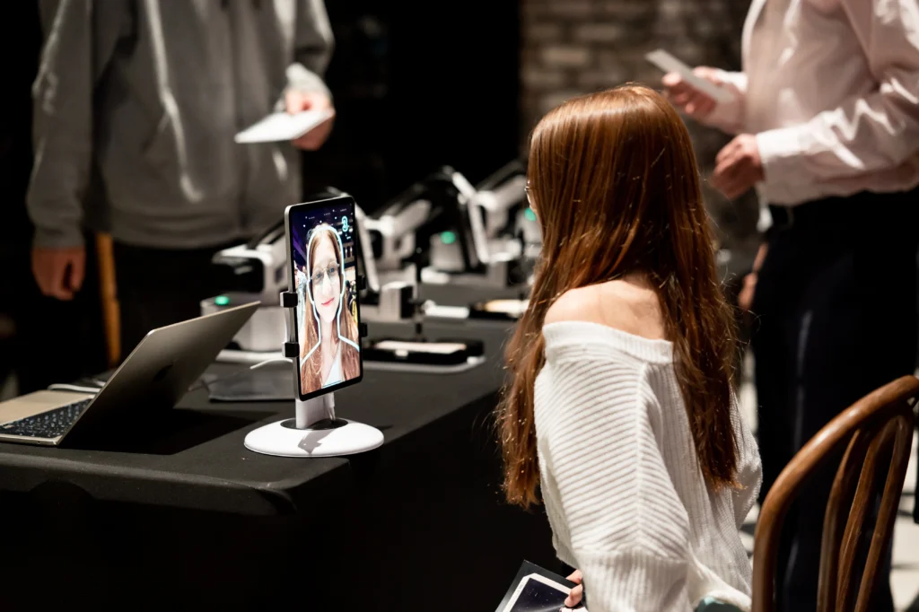 Gast startet den KI-Zeichenroboter am Tablet